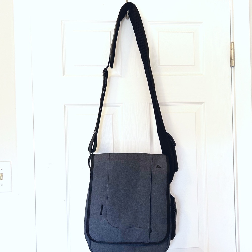 Travelon Anti Theft cross body messenger bag-unisex